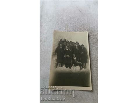 Снимка Млади момичета в зимни палта през зимата Стари снимки Изделия от хартия balkanauction