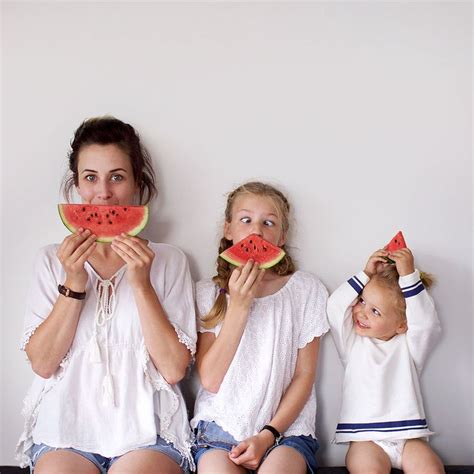 Um Projeto Fotográfico Adorável De Uma Mãe E Suas Duas Filhas Cute