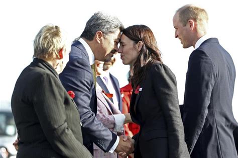 Prime minister jacinda ardern launched labour's māori seat campaign in auckland today, pleading for supporters not to take anything for granted. William, in Nuova Zelanda saluto in stile Maori con la ...