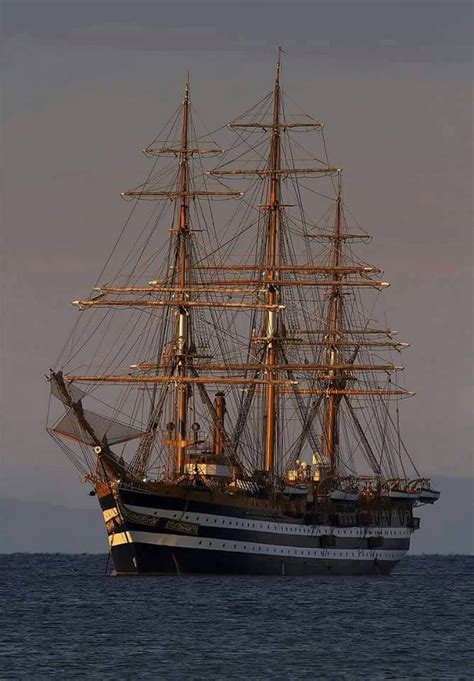 In the center foreground is a quadrant; L'Amerigo Vespucci, la nave più bella del mondo, è ...