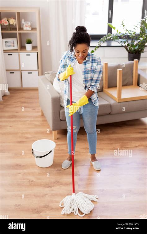 Black Woman Cleaning Floor Hi Res Stock Photography And Images Alamy