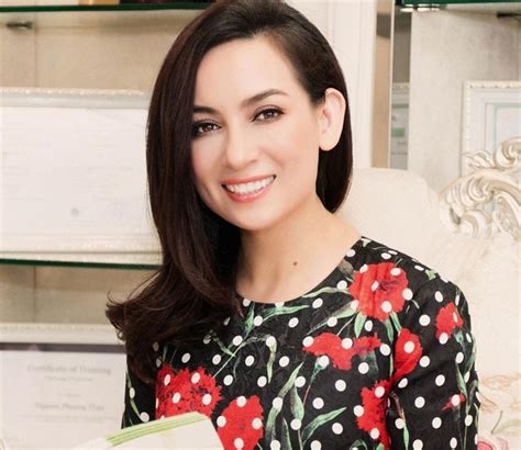 She sings for paris by night and van son and also acts in their plays and tinh production. Phi Nhung nhận nuôi đứa trẻ bị bỏ rơi trước cửa nhà