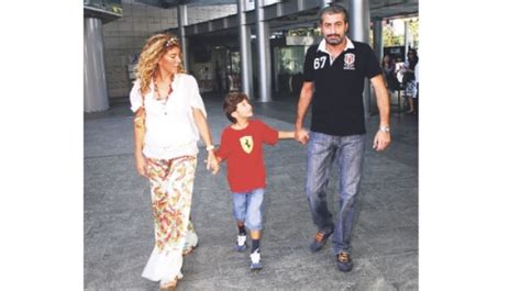 Erkan petekkaya 1994 tarihinde kamera şakası programlarında sunuculuk yaparak televizyon hayatına girmiştir. Erkan Petekkaya'nın Oğlu McDonalds'da Yediği Tavuktan ...