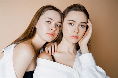 modelos de moda dos hermanas gemelas hermosas chicas desnudas mirando a la cámara foto premium