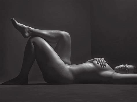 Sue Kee Posa Per La Rivista Black Lingerie Foto Erotiche Di Ragazze Nude