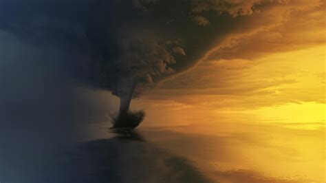Tornado En Cuerpo De Agua Durante La Hora Dorada · Fotos De Stock Gratuitas