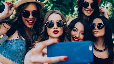 Taking Selfies Destroys Your Confidence And Raises Anxiety A Study