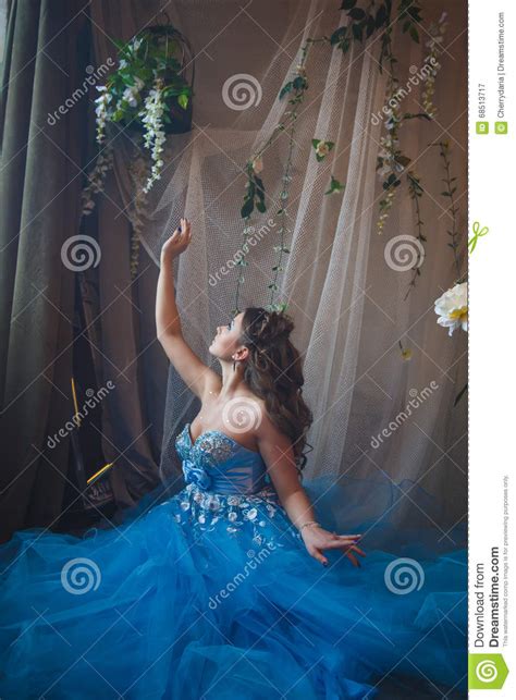 Belle Jeune Femme Dans La Longue Robe Bleue Magnifique Comme Cendrillon