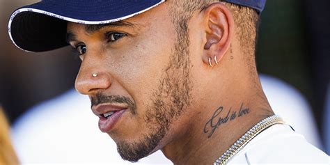 Hamilton shows off his impressive body art, from the roses he loves to the compass that guides him. Rennfahrer Lewis Hamilton: Ich bete jeden Morgen: idea.de