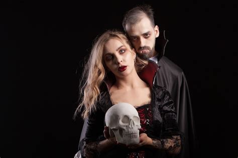 Casal De Vampiros Rom Nticos E Imortais Olhando Para A C Mera Para O Carnaval De Halloween