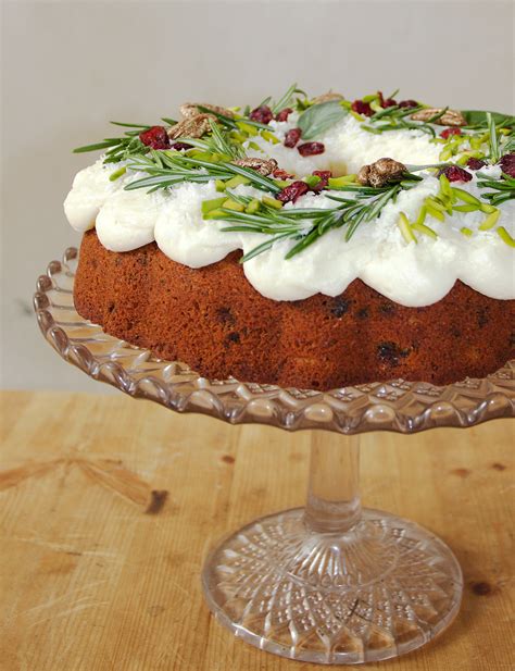 These bundt cake recipes are easy and delicious ways to eat dessert. Christmas bundt cake | Sainsbury's Magazine