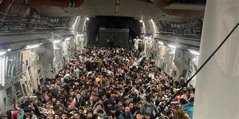 A Kaboul Limage De Plus De 800 Afghans Dans Un Avion Américain