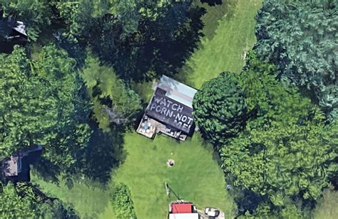 Illinois Homeowner Paints Cheeky Message On Roof Watch Porn Not Me