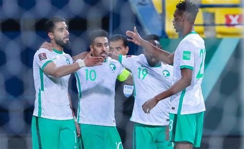 يستعيد منتخب اليمن ثلاثة من أبرز لاعبيه المحترفين خارج اليمن، في المواجهة المرتقبة أمام منتخب أوزباك. منتخب السعودية يفقد لاعب وسطه أمام سنغافورة | كورة 365