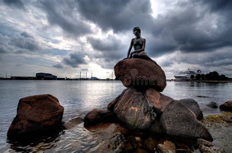 A Sereia Pequena Do Porto De Copenhaga Foto De Stock Editorial Imagem