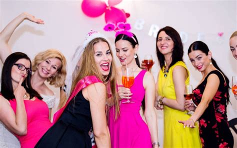 En because tonight is your surprise bachelorette party! Suggerimenti per l'organizzazione di una festa di addio al ...