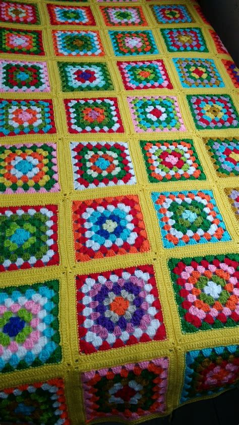 Hay puntos caldos tejidos a ganchillo y también hay puntos mas cerraditos. Curso de tejido a mano: Manta de crochet. Cómo unir cuadrados.