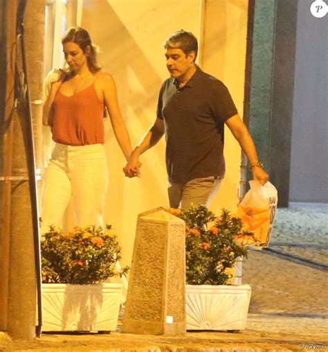 O jornalista e apresentador do jornal nacional, william bonner, ainda não havia aparecido em público com outra mulher desde. William Bonner exibiu a primeira foto com a namorada ...