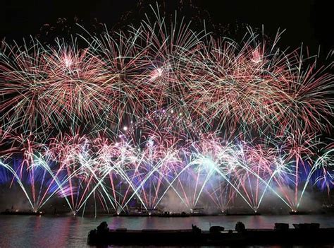 In london, some 12,000 fireworks lit up the capital's skyline, with 100,000 tickets being bought for the event. London NYE fireworks: Stunning London Eye display welcomes ...