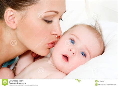 Madre Feliz Con El Bebé Recién Nacido Lindo Fotos De