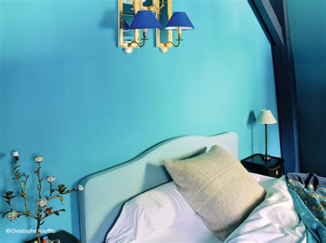 Guittet dans une chambre ado fille, mettre en contraste une peinture neutre comme le gris avec une couleur plus tonique comme un vert anis a de quoi satisfaire leur penchant pour les ambiances qui donnent la pêche dès le réveil ! Couleur chambre - Elle Décoration