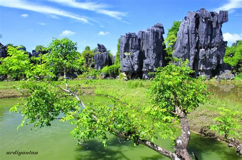 Pengunjunga bisa mendapati berbagai spot menarik yang ada semisal sungai dan kampung adat. Makassar Hari Ke-3 part 1 (Taman Batu Karst Rammang ...