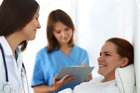 Enfermera Llenando La Lista De Historia Clínica Del Paciente 2023