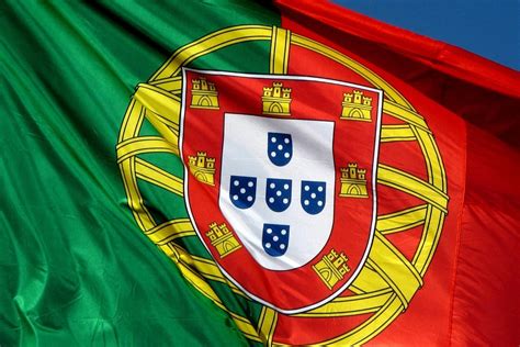 O brasão de armas (a esfera armilar e o escudo português) está centrado sobre o limite das cores da bandeira. Quais são os 7 castelos da Bandeira Portuguesa? | VortexMag
