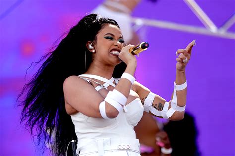 Cardi Bs Former Manager Sues Rapper For 10 Million