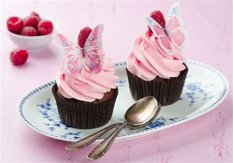 Cupcake al cioccolato con crema di lamponi: la ricetta per ...