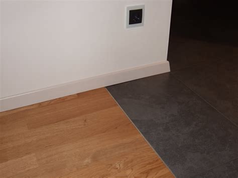 Anders als bei hochwertigen holzdielenböden oder exklusiven fliesen fällt der kostenaufwand für die materialkosten bei einem fugenlosen boden eher gering aus. @steffi | Wohnzimmer böden, Laminat auf fliesen, Holz ...