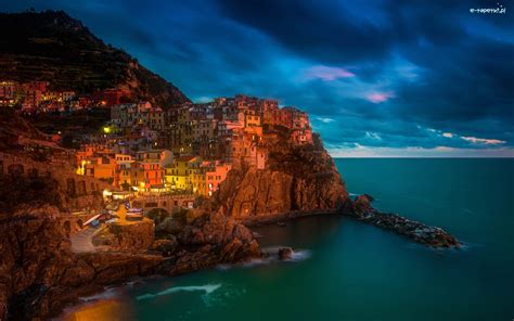 Ta słynna rzeźba mieści się w galleria dell'accademia we florencji. Morze, Włochy, Manarola, Domy, Noc