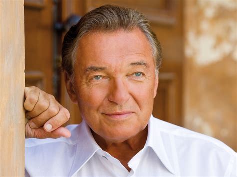 Karel gott miloval od mládí zpěv i malování a možná by dal přednost před pěveckou kariérou plátnům a malířské paletě. Karel Gott / File:Karel GOTT Praha 2016.jpg - Wikimedia ...