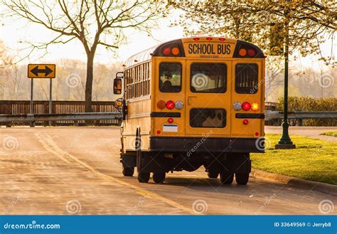Autobuses Escolares Imagen De Archivo Imagen De Paseo 33649569