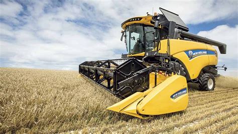 Flagship New Holland Combine Offers 700hp New Holland Combine New