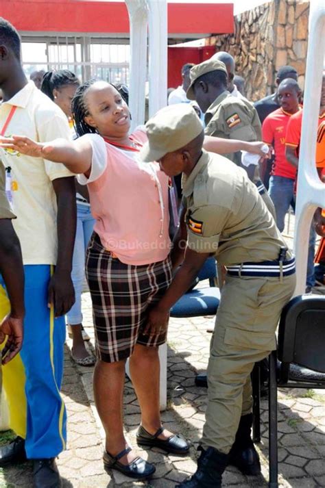 طريقه تفتيش النساء في اوغندا قبل دخول الاستاد جرافيك مان