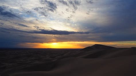 Cielo Del Atardecer Sobre Las Dunas Del Desierto De Gobi En Mongolia