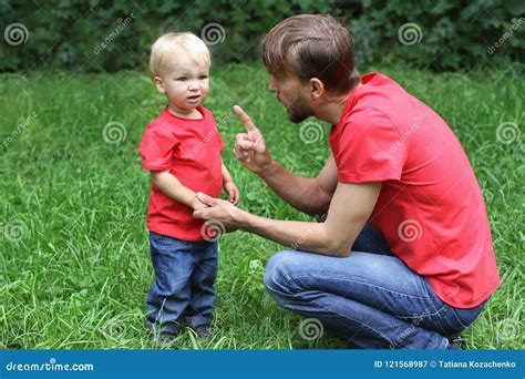 De Vader Spreekt Emotioneel Met Een Gefrustreerd Kind Verstoorde Peuter