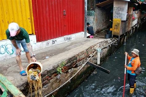 Tumpukan sampah yang menggenang di sungai tersebut sebenarnya bisa mengakibatkan banjir. Buang Sampah Sembarangan, Warga Bisa Didenda hingga Rp 20 Juta - Kompas.com