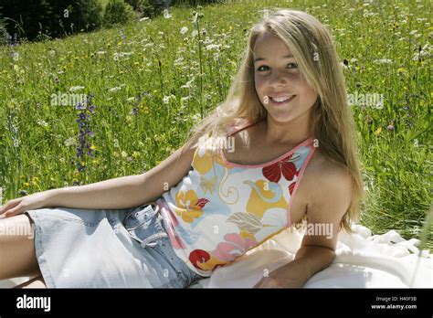 Blume Wiese Teenager Mädchen Liegen Sitzen Fröhlich Frühling Freizeit Jugendliche