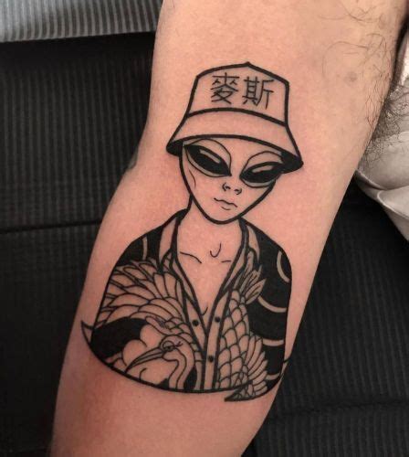 15 Best Alien Tattoo Designs And Ideas Tatuaje Pequeño Para Hombre