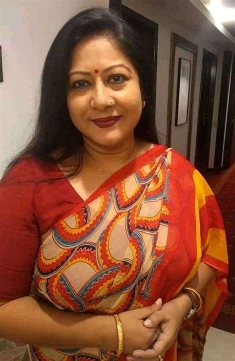 Aunty In Saree Beautiful Women Over India Beauty Women Indian Beauty Saree Sari
