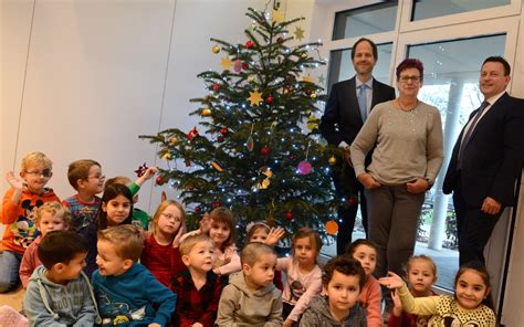 Auf dem etwa 500 hektar großen grundstück werden. Weihnachtsbäume für die Kinder - Neusser Bauverein AG
