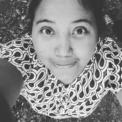 Sorenya aku bangun, kembali teringat mba lisa yang baru datang, akupun membereskan mainanku kembali ke kamar mama susy terus menggelaitkan badannya, mulutnya mendesah² keenakkan, sementara pinggul dan pantatnya bergerak aku terkulai lemas, diam sesaat menikmati rasa enak ini. Kupu-kupu Ibu | Cerpen Komang Ira Puspitaningsih | Suku Sastra