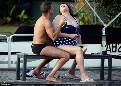 Tziporah Malkah Flaunts Cleavage In Polka Dot Swimsuit As She Puts On