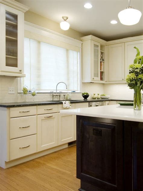 One of over 3,500 exclusive benjamin moore colours. Swiss Coffee Paint Home Design Ideas, Pictures, Remodel ...