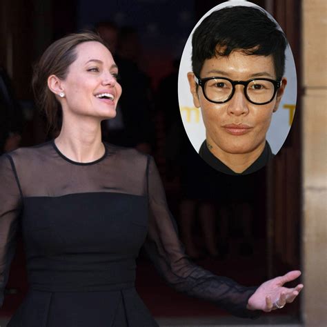 But she is not only pretty, she is a great mum, a very talented actress and such an amazing person compromised with the problems of the world. Angelina Jolie: Zurück zu Ex-Freundin Jenny Shimizu? | InTouch