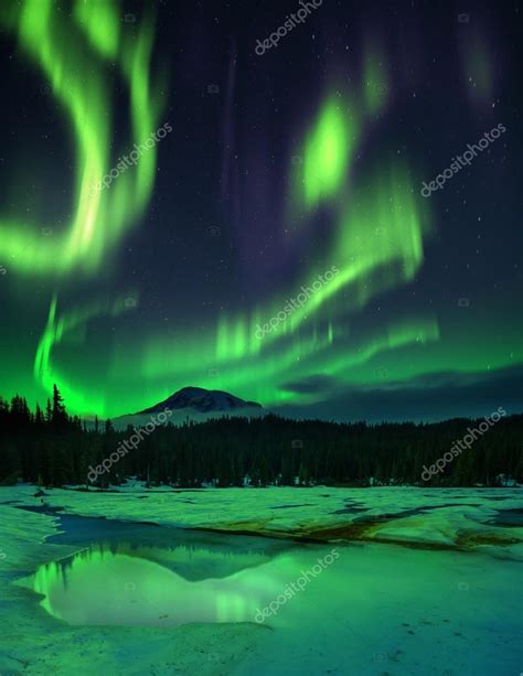 Aurora Borealis Over Frozen Lake — Stock Photo © Freebilly 94706902