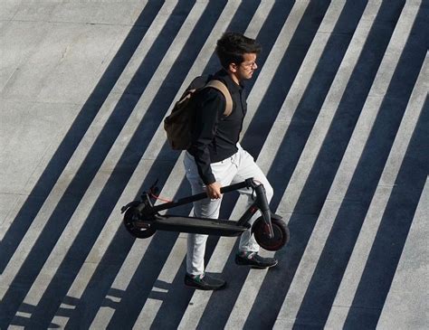 How To Ride An Electric Scooter In 2021 Walksmart Australia