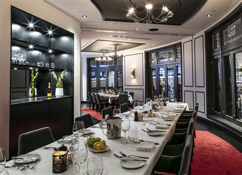 Le salon privé de 33m² et la salle de notre restaurant de 65m² sont entièrement privatisables pour organiser vos séminaires, vos réunions, vos déjeuners ou dîners privés et professionnels. Salon privé du Il Teatro - Le resto du Capitole ...